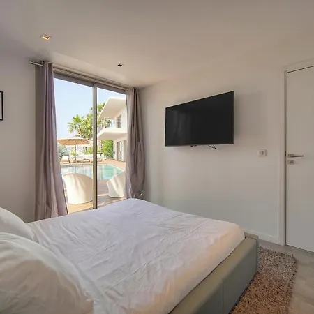 Frgk Luxury Lord Brougham, Croix-des-gardes Heated Pool & Ultra-fast Wi-fi Villa *