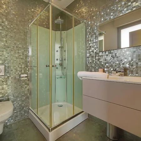 Frgk Luxury Lord Brougham, Croix-des-gardes Heated Pool & Ultra-fast Wi-fi Villa *