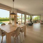 Villa Frgk Luxury Lord Brougham, Croix-des-gardes Heated Pool & Ultra-fast Wi-fi *